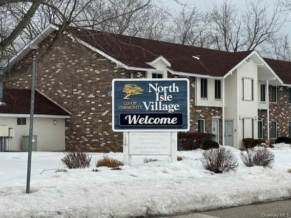 101 Laramie Ct #11, Coram, NY 11727