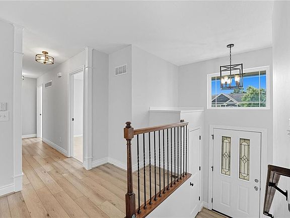 4th image of 820 Susan St