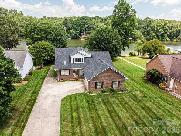 1857 Hidden Pointe Dr, Hickory, NC 28601