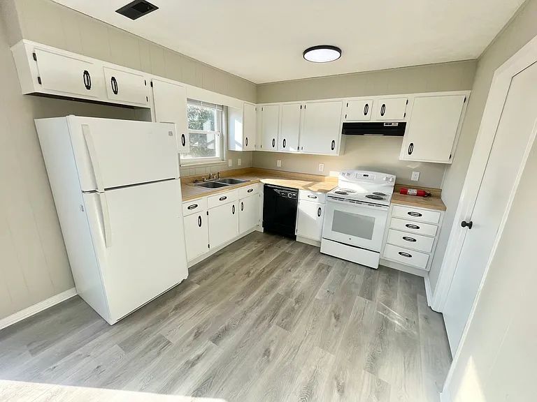 541 Brown School Rd — Photo 3