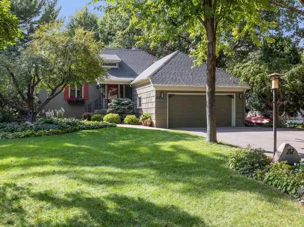 212 Parkview Ter, Golden Valley, MN 55416