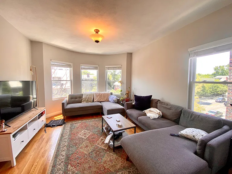 1433 Cambridge St — Photo 2