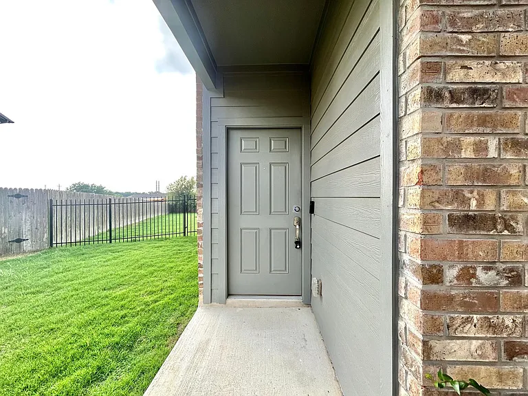 10412 Premier Park St — Photo 3