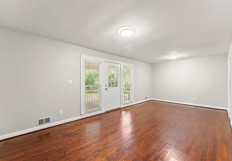 2352 Elmwood Cir SE — Photo 8