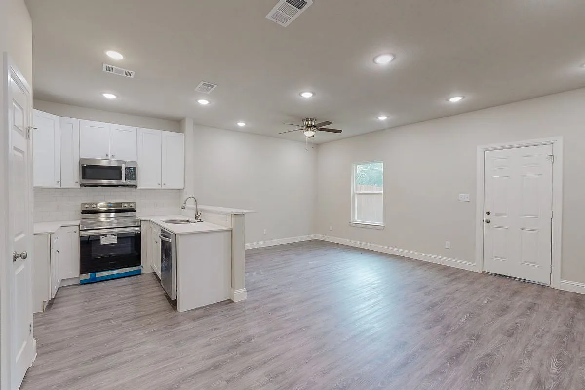 3 bed, 2.5 bath, 1422 sqft, $1,500 — Photo 4