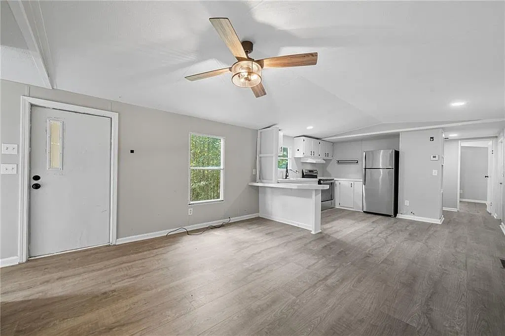 3 bed, 2.0 bath, 848 sqft, $1,850 — Photo 2