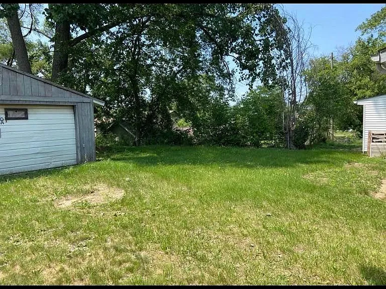 324 S National St — Photo 12