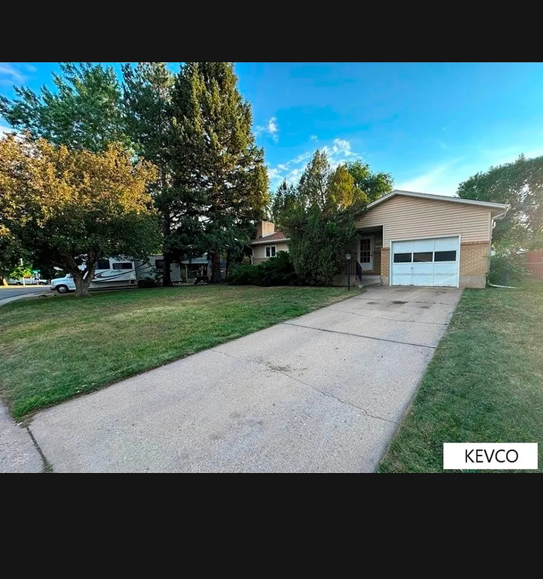 4 bed, $2,700 — Photo 1