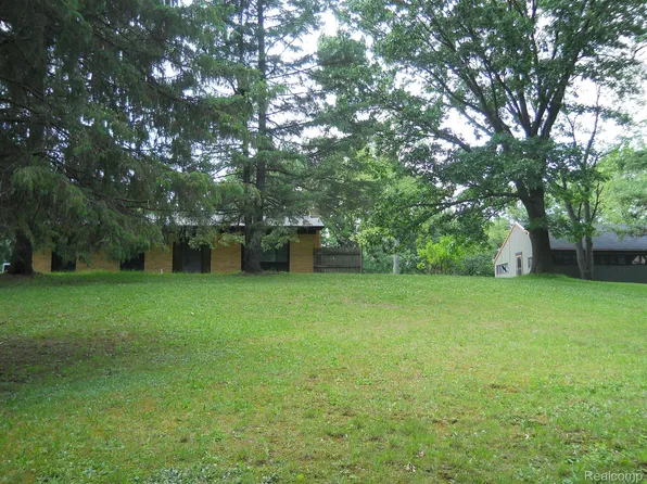 2829 E Schafer Rd, Howell, MI 48843