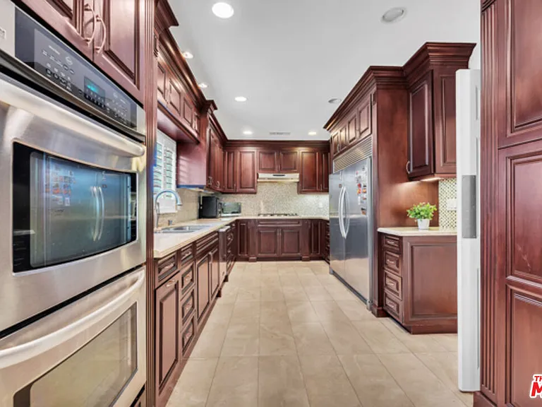 326 N Doheny Dr — Photo 8