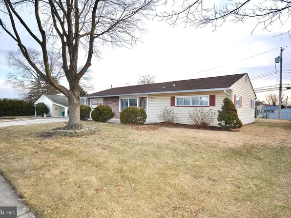 6 Violetwood Dr, Levittown, PA 19057