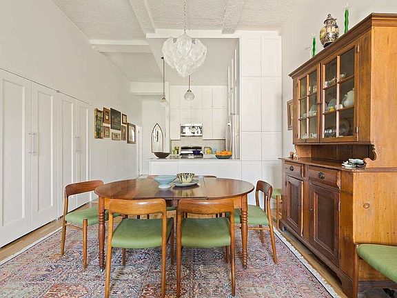 2nd image of 28 Old Fulton St APT 4K