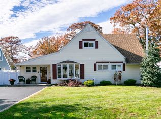 155 Twin Ln N, Wantagh, NY 11793