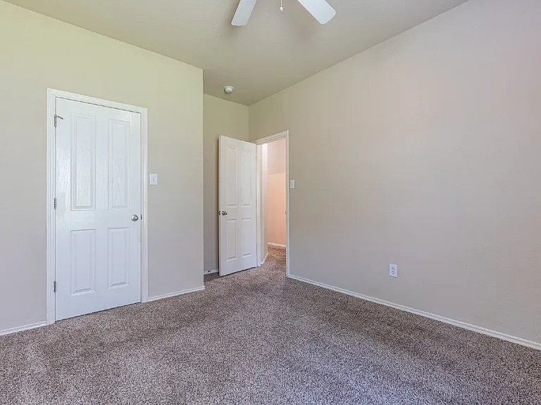 906 Ashbury Blf — Photo 27