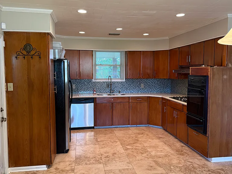 649 Mary Ann St — Photo 3