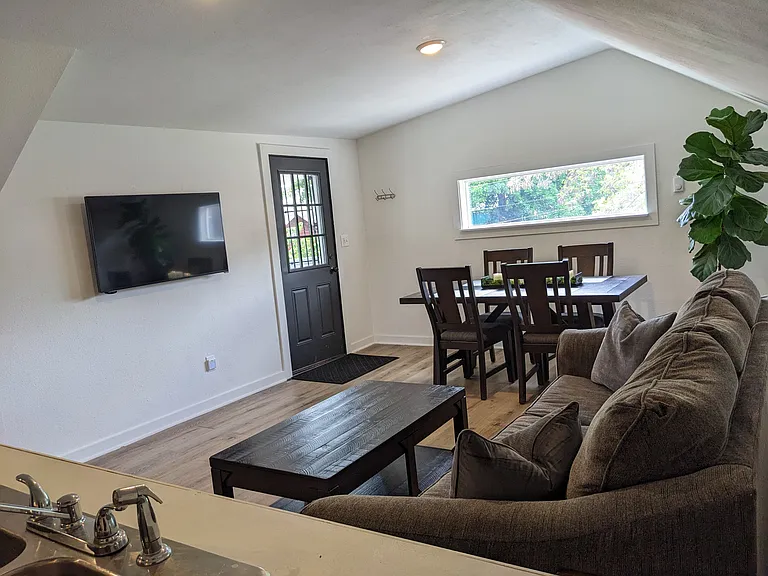 912 N Chestnut St #2 — Photo 3