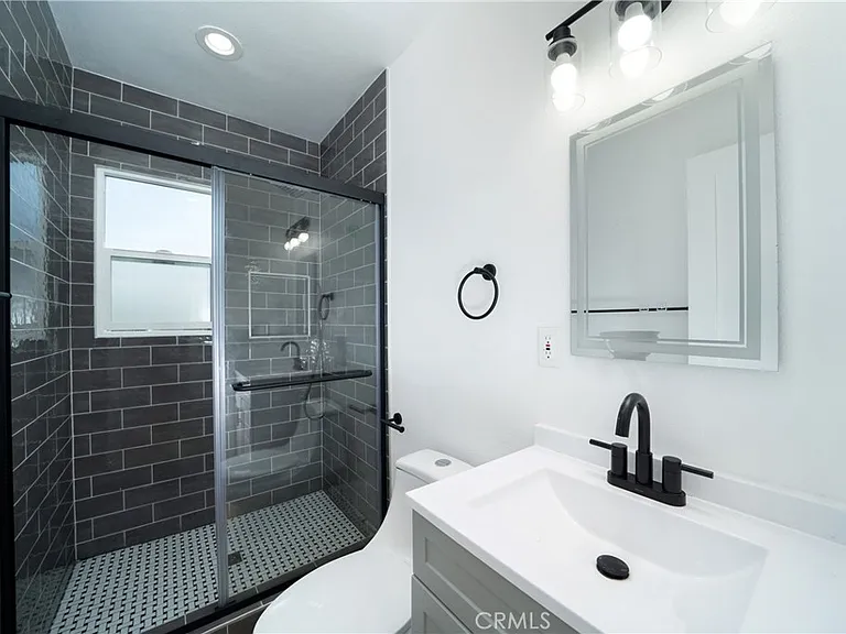 1050A Cedar Ave — Photo 8