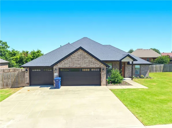 909 Carter Ct, Siloam Springs, AR 72761