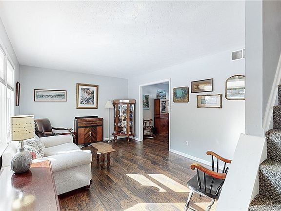 5th image of 415 Charring Cross Dr