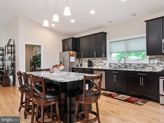 4th image of 801 Broadcreek Dr