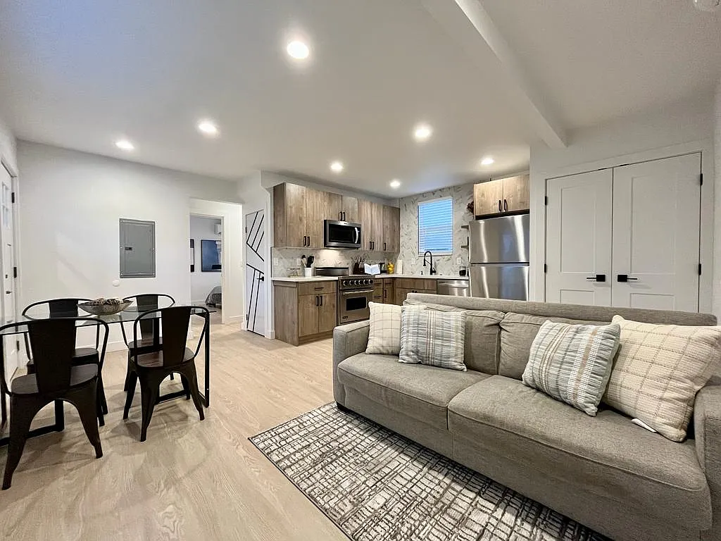3 bed, 884 sqft, $3,750 — Photo 2