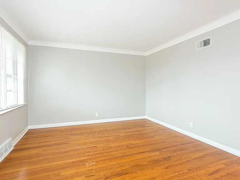 1328235_019_living_room_13523669.jpg