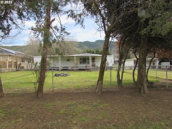 1056 Laura St, Myrtle Creek, OR 97457