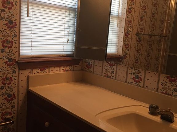 4th image of 1205 Edinburg Dr