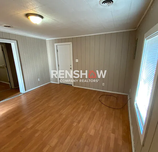 180 Ross Ave — Photo 2