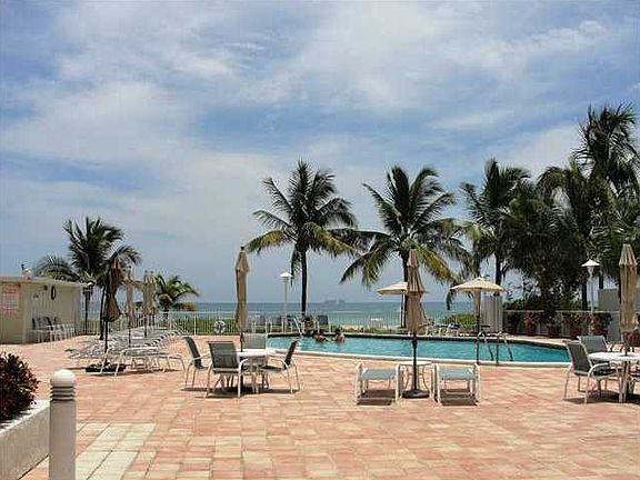 3rd image of 5825 Collins Ave APT 10F
