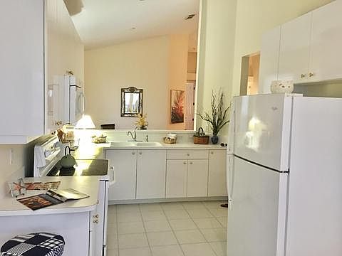 4th image of 827 SW Lake Charles Cir