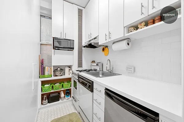 Sold by Triplemint | media 6