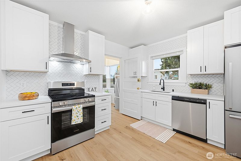 3rd image of 2313 Moore Street