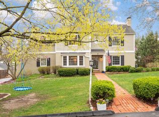 16 Sussex Dr, Saint Louis, MO