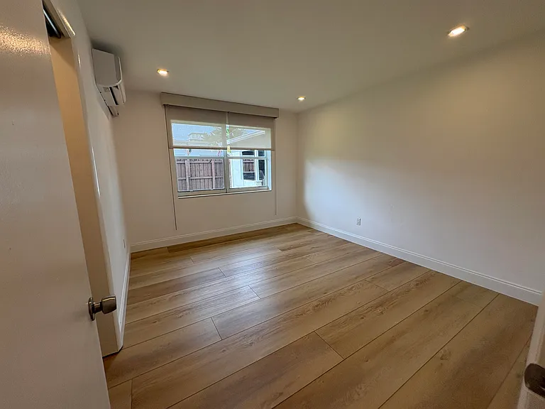 1032 NE 16th Ter — Photo 25