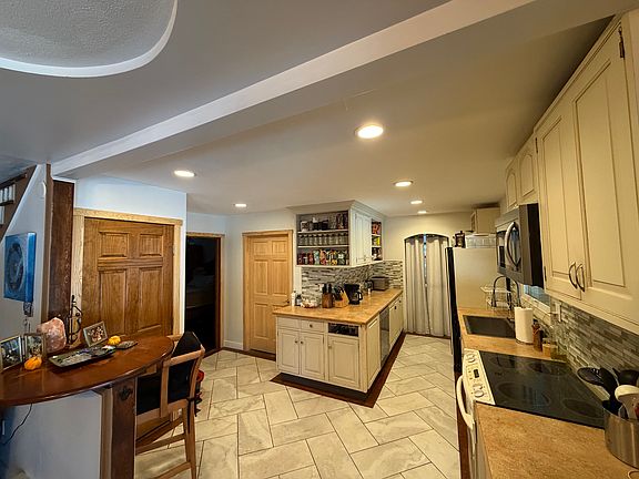 4th image of 708 Valley Rd
