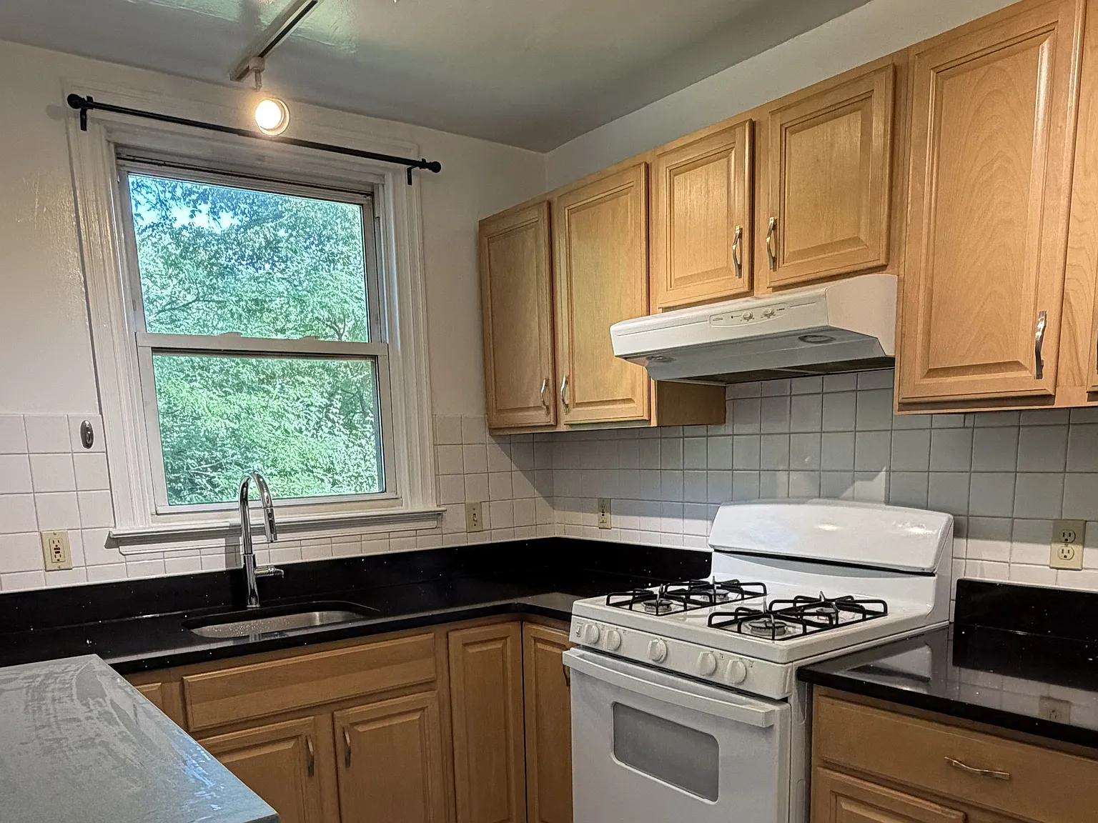 2 bed, 990 sqft, $1,675 — Photo 2
