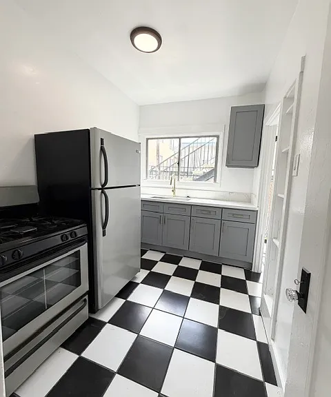 5916 1/2 Willoughby Ave — Photo 9