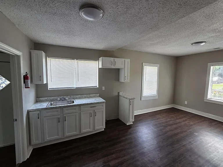 1558 Tayner St — Photo 5