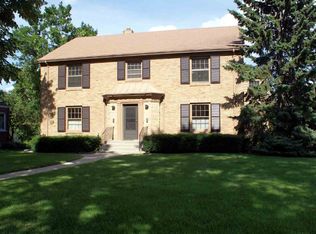 1330 Edgcumbe Rd, Saint Paul, MN 55116