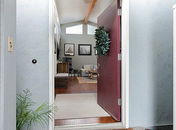 1860 Adelaide Ct-004-012-Front Entry Det