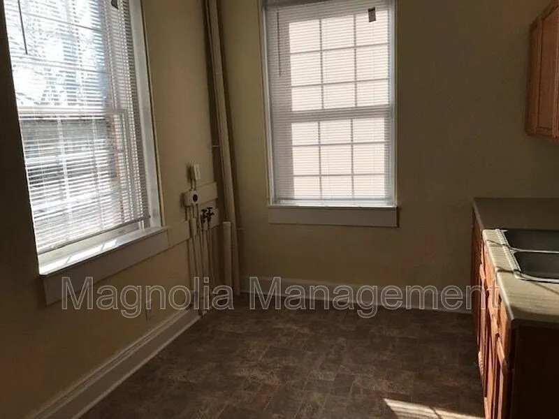 2 bed, 1.0 bath, $725 — Photo 3