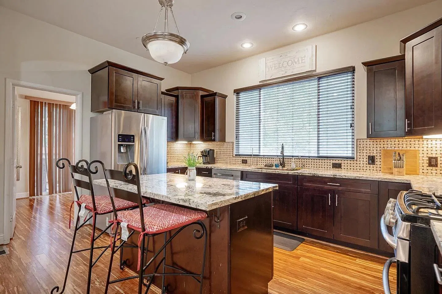 5 bed, 2.5 bath, 2250 sqft, $5,000 — Photo 3