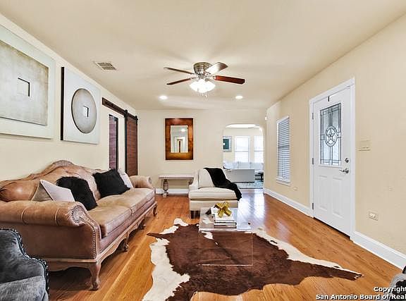 5th image of 368 S Walnut Ave
