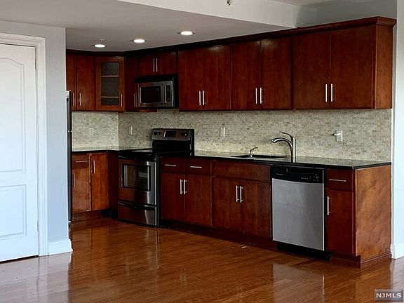 5th image of 60 Parkway Dr E APT 7M