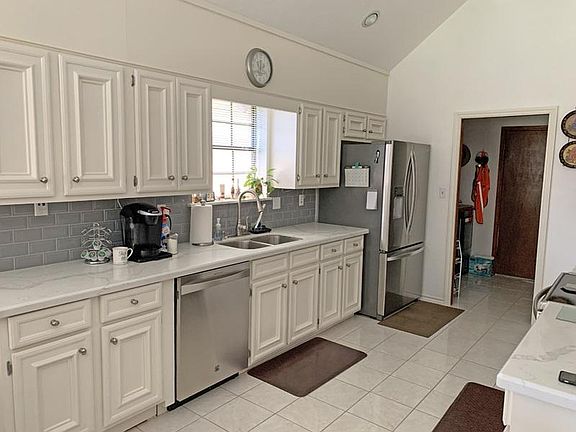 4th image of 9675 Meadowbrook Dr