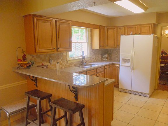 2nd image of 319 E Harpers Ferry Dr