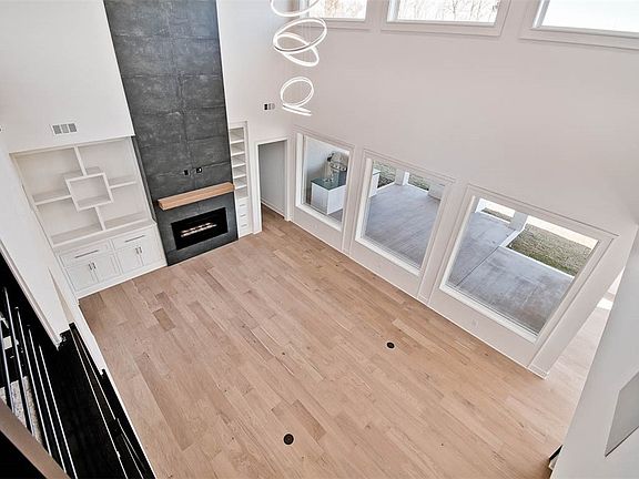 5th image of 308 NE Meadowgreen St