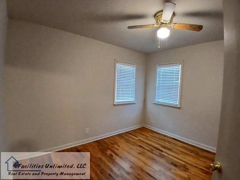 921 Charlotte St — Photo 11