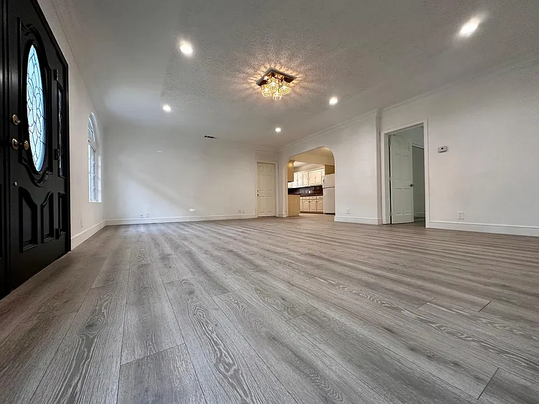 6742 Radford Ave — Photo 8